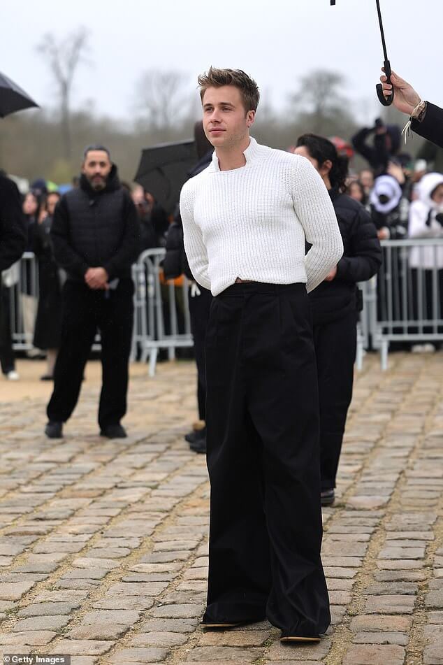 Приятно было видеть тебя здесь, принц Уильям!  Звезда сериала «Корона» Эд Маквей общается с представителями королевской семьи на показе Loewe в Париже на Неделе моды в необычном джемпере и брюках-клеш.