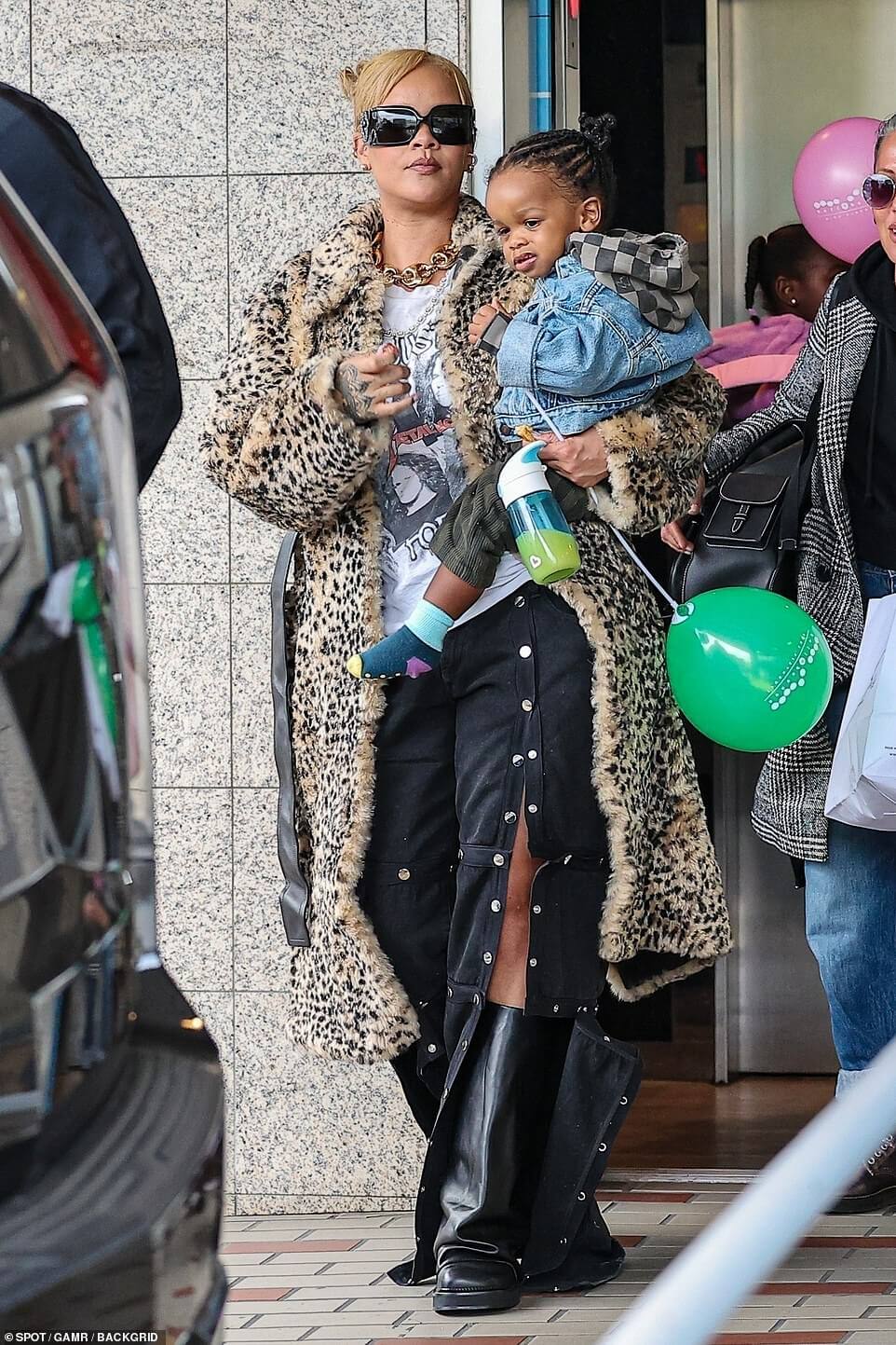 Рианна шикарна в пальто с леопардовым принтом, когда она редко встречается с сыном RZA после того, как водила его в детский игровой домик в Лос-Анджелесе.