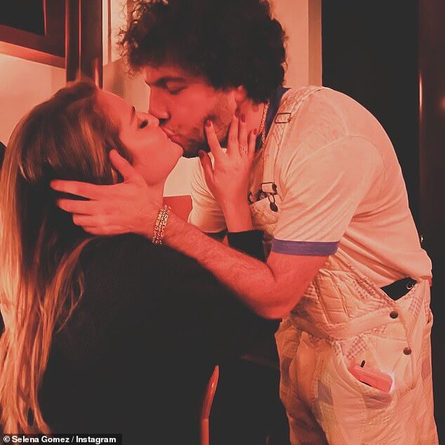 Селена Гомес и ее бойфренд Бенни Бланко делают на КПК горячие снимки поцелуев, когда она празднует его 36-й день рождения: «Я люблю тебя»
