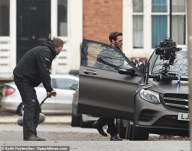 Актер без труда вжился в главного героя по прозвищу Лаз, готовясь сесть в машину.
