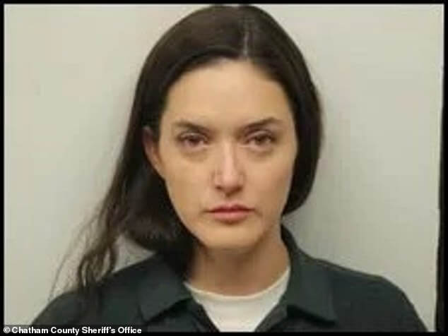 Сестра Хейли Бибер Алайя Болдуин «обвиняется в том, что бросила использованный тампон в бармена и напала на сотрудников бара в Джорджии», когда ее арестовали после ссоры в баре «Саванна»