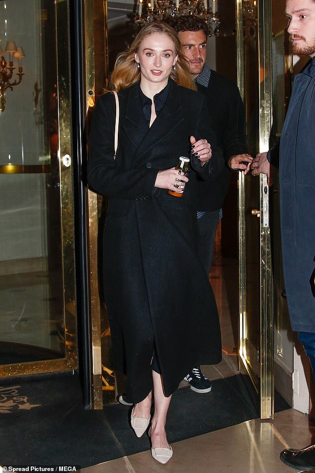 Софи Тернер тепло кутается в стильное черное пальто, выходя с красивым бойфрендом Перегрином Пирсоном в Париж.