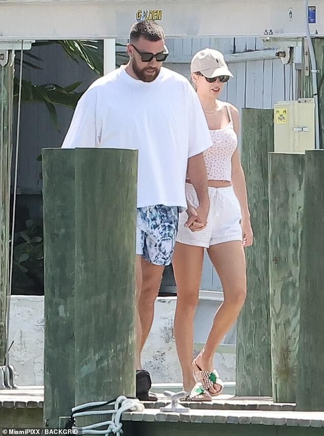 Тейлор Свифт выглядит влюбленной в Трэвиса Келси, когда пара в повседневной одежде держится за руки во время прогулки по живописным местам во время отпуска на Багамах