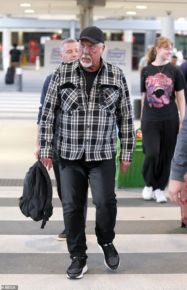 Том Джонс, 83 года, выглядит усталым, когда он прибывает в Брисбен перед выступлением на фестивале блюза в Байрон-Бей в рамках тура по Австралии, после того, как сообщил, что не планирует в ближайшее время уходить на пенсию.