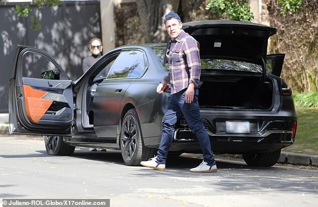 У Бена Аффлека и его жены Дженнифер Лопес спустило колесо, когда они ехали по Лос-Анджелесу на BMW.