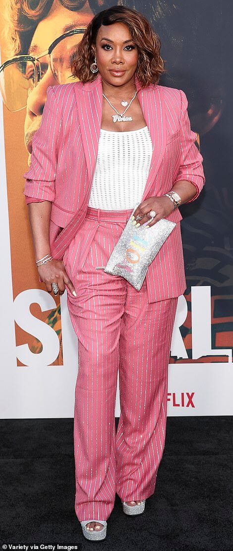 Вивика А. Фокс, 59 лет, выглядит потрясающе в ослепительно розовом костюме в тонкую полоску, а 53-летняя Регина Кинг, длинноногая, в сексуальном LBD на премьере сериала Netflix «Ширли» в Лос-Анджелесе.