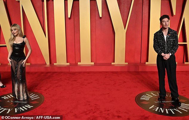 Сабрина и Барри просто стеснялись дебютировать на красной дорожке вечеринки Vanity Fair Oscar Party, поскольку они позировали на расстоянии друг от друга.