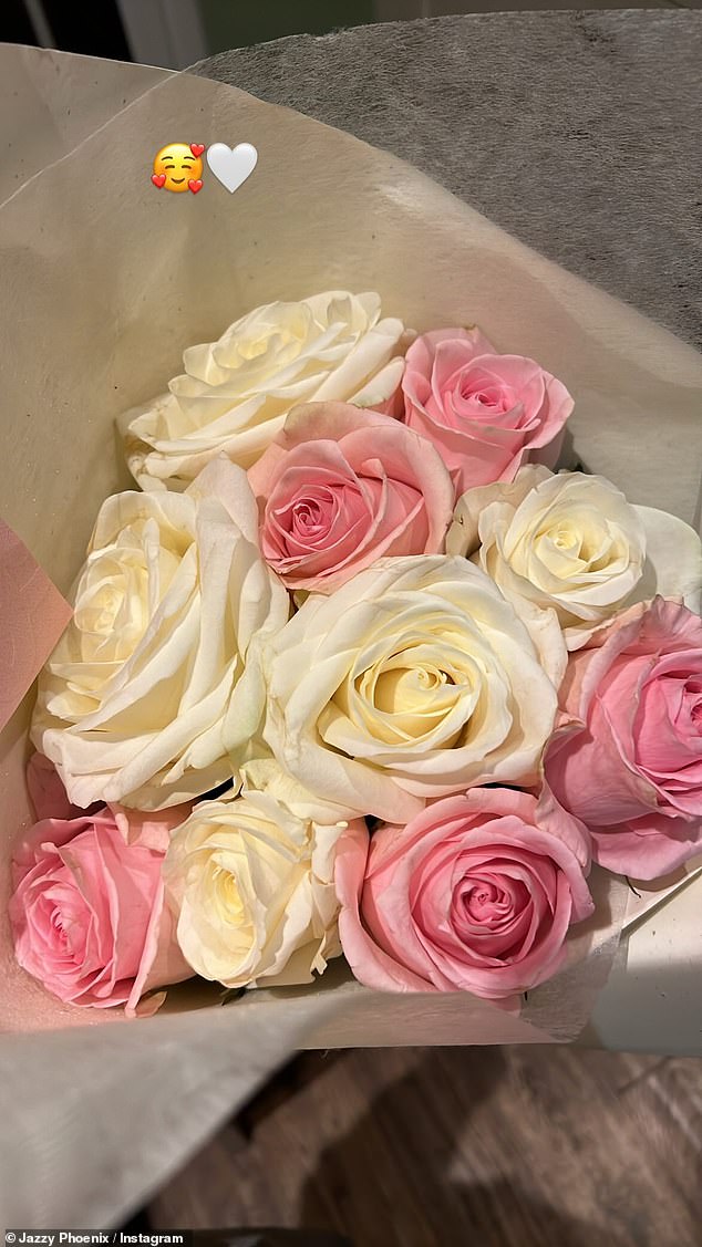 В уже удаленном посте 23-летняя Джаззи отправилась в социальные сети, чтобы подтвердить свой новый роман с 20-летней звездой Strictly, поделившись снимком букета розовых и белых цветов.