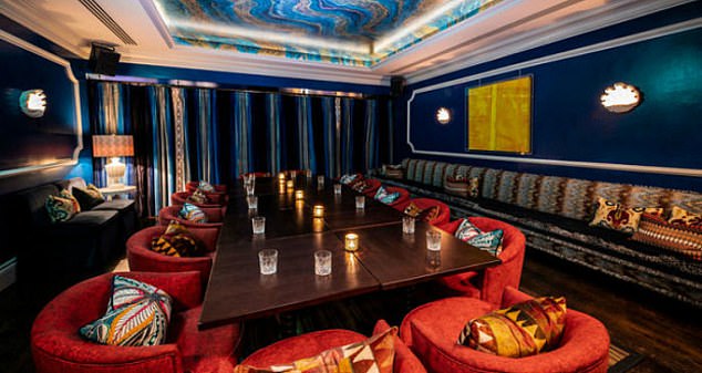 Пара ужинала в шикарном ресторане Bagatelle в Мейфэре (на фото).