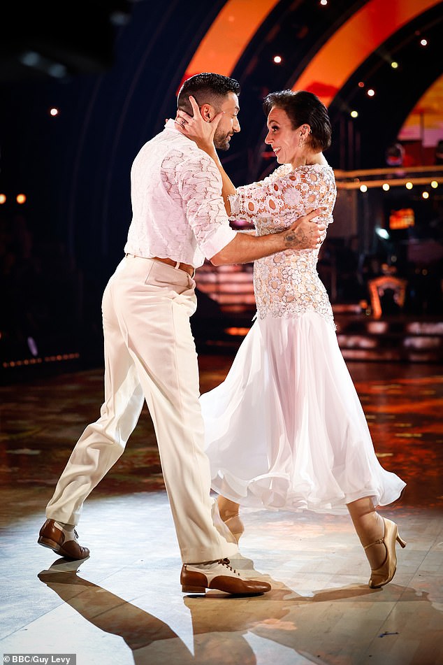 Аббингтон и Пернис танцуют на шоу BBC – актриса ранее получила овации судей