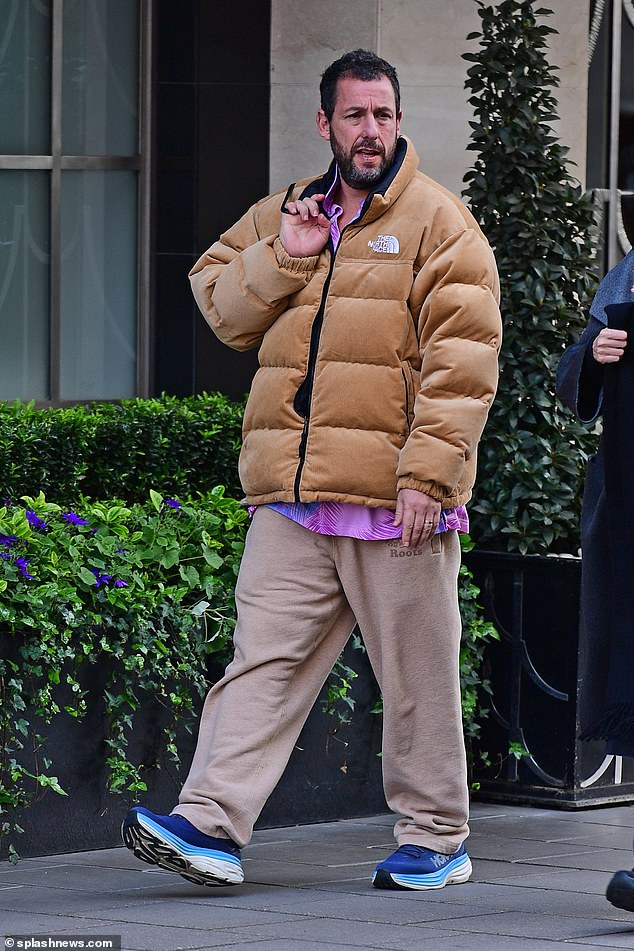 57-летний актер «Счастливый Гилмор» одет в горчично-желтое пальто North Face в сочетании с бежевыми спортивными штанами и синими кроссовками.