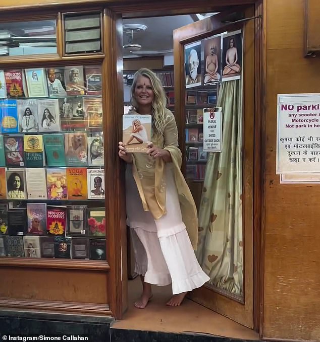 Симона с улыбкой зашла в местный книжный магазин в Мельбурне, чтобы поговорить с покупателями о своей книге, в которой рассказывается о ее пути к здоровью.