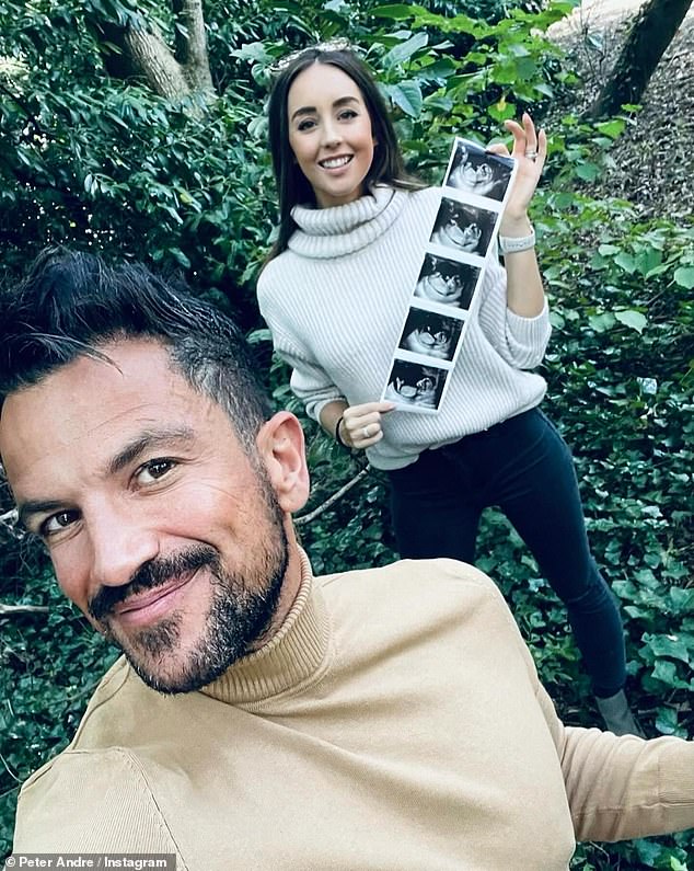 О беременности Эмили они объявили в октябре через Instagram после того, как поделились парой фотографий УЗИ.