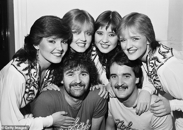 Линда прославилась благодаря выступлению The Nolans со своими сестрами (слева: Морин, Линда, Колин и Берни позируют со своими двумя братьями Томми и Брайаном в 1981 году).