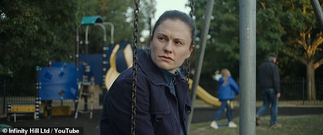 В «Немного света» Анна играет выздоравливающую алкоголичку, которая воссоединяется со своим бывшим отцом (которого играет Рэй Уинстон) после того, как она теряет опеку над своими дочерьми, которые переезжают жить к ее бывшему мужу и его нынешнему партнеру;  кадр из трейлера фильма «Немного света»