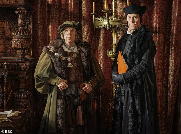 Тимоти Сполл (слева) и Алекс Дженнингс (справа) вступят в роли герцога Норфолка и Стивена Гардинера соответственно.