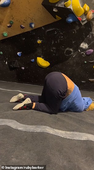 Но во время одного из подъемов она потеряла хватку и упала на землю, где приземлилась на руку.
