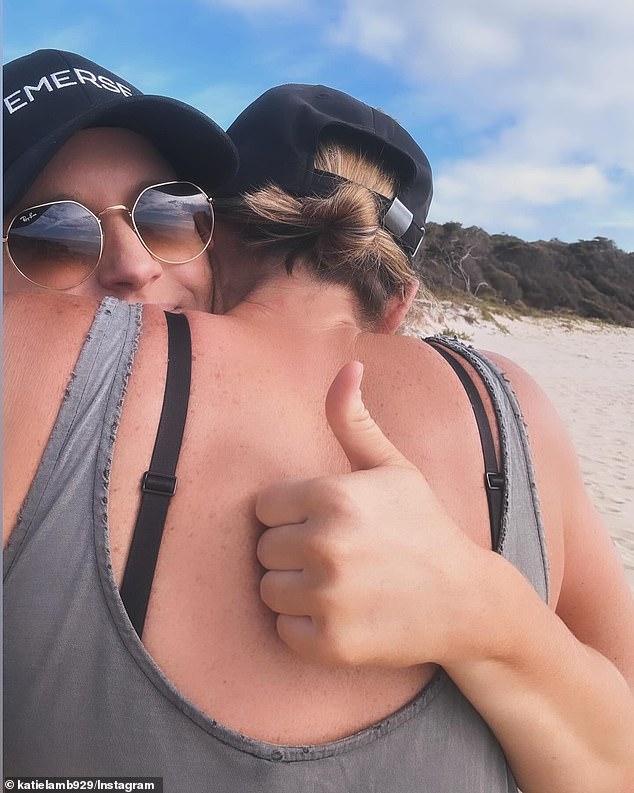 На пляже в Игл-Бей на юго-западе Западной Австралии ведущая Triple M Лэмб проделала то, что она назвала «самой большой слепой стороной всех времен», подарив Пирману ринг, когда их домашняя собака подняла шум на песке.