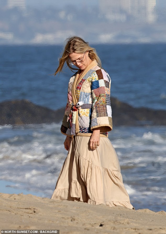 Чтобы согреться на океанском бризе, Дженни надела стильную стеганую куртку в стиле пэчворк.