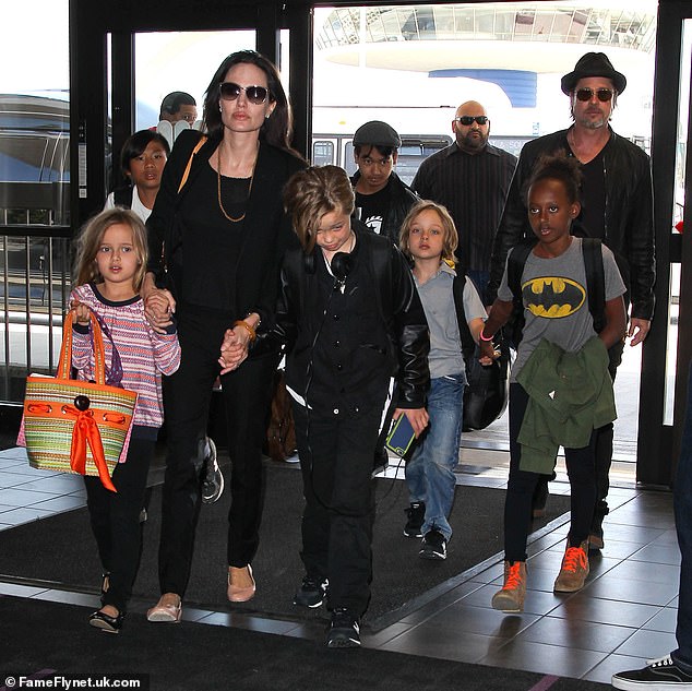 Джоли.  на фото с Питтом и их шестью детьми, утверждает, что ее муж подвергал ее физическому и эмоциональному насилию до того, как разразился предполагаемый спор в самолете.