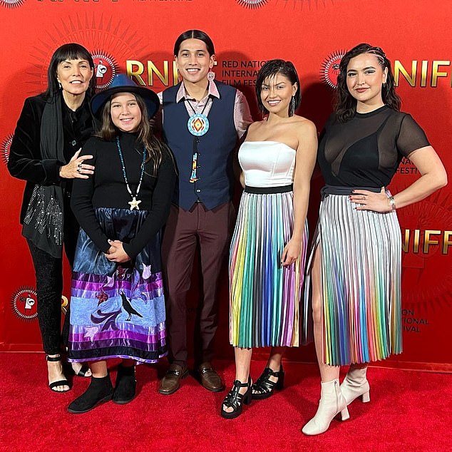 Коул (в центре) написал в Instagram в ноябре 2023 года: «Кинофестиваль Red Nation позволил мне встретиться с потрясающим актерским составом фильма «Вороньи кости»».
