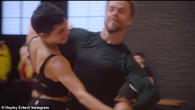 На видео видно, как профессиональные танцоры репетируют перед возвращением на сцену.