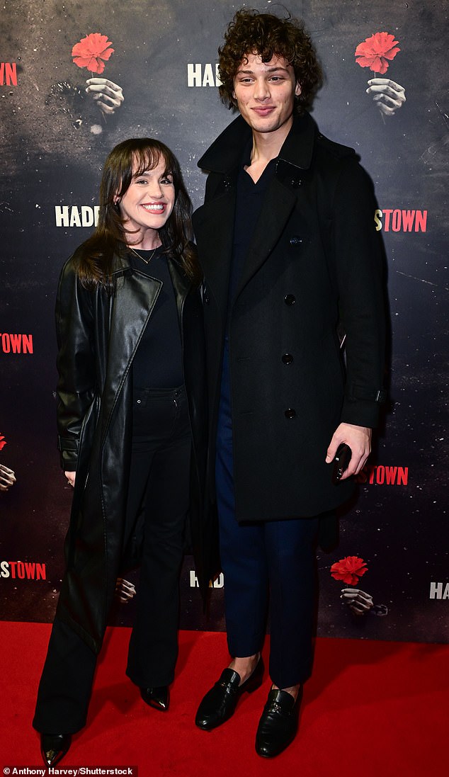 Бывшая пара впервые вместе появилась на публике в феврале на пресс-вечере пьесы Хейдстаун в Lyric Theater в Лондоне (на фото).