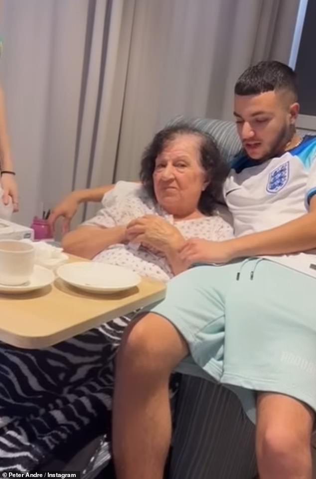 Джуниор, который выглядел непринужденно в футболке сборной Англии и коротких шортах, был замечен обнимающим свою бабушку, когда он опирался на ее кресло с откидной спинкой.