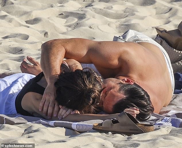 36-летнюю актрису и ее 37-летнего мужа-телеведущего видели целующимися, лежа на песке на пляже Бонди.