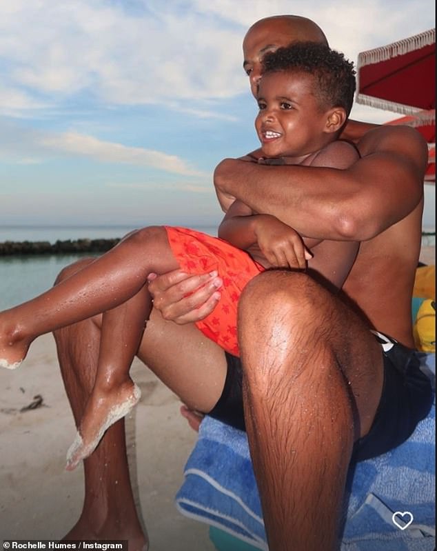 Рошель держит поклонников в курсе событий в Instagram, пока она и ее муж Марвин, 39 лет, греются на солнце со своими детьми Алайей-Май, 10 лет, Валентиной, шести лет, и Блейком, трех лет.