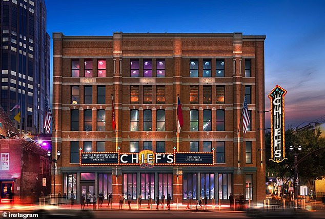 Бар Chiefs Bar принадлежит коллеге-кантри-художнику Эрику Черчу и на выходных отмечал свое торжественное открытие.