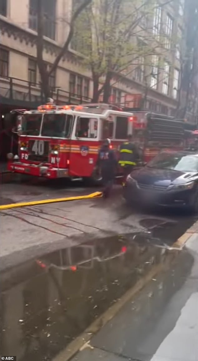Несколько пожарных машин прибыли на место происшествия в Манхэттене после того, как на одной из кухонь студии вспыхнул «жировой пожар».