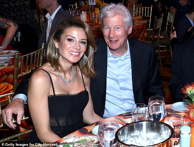 Испанская активистка завершила ансамбль серебряными серьгами-люстрами, серебряным ожерельем и туфлями в тон.