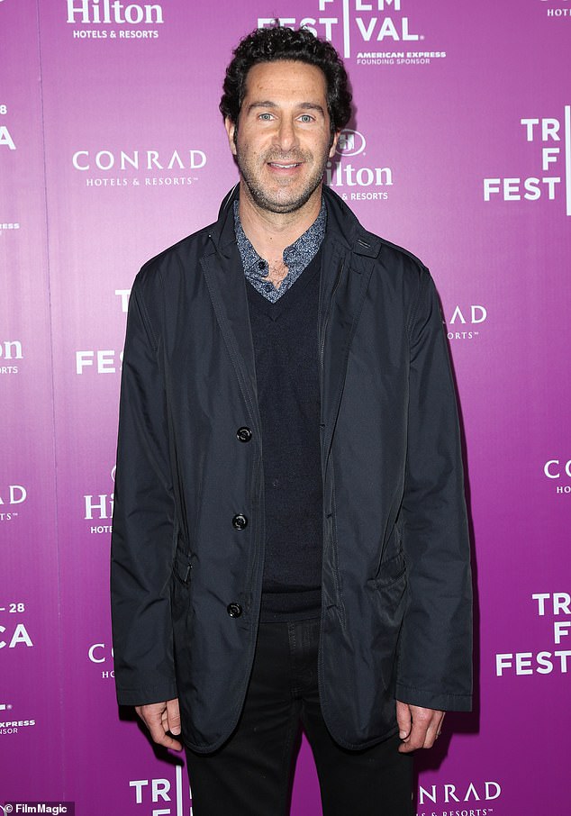 Крейг Зиск, режиссер и исполнительный продюсер сериала Paramount+, опроверг претензии TMZ и заявил, что Локк, которого не было на съемочной площадке в день предполагаемой встречи, неправильно нанял статистов.