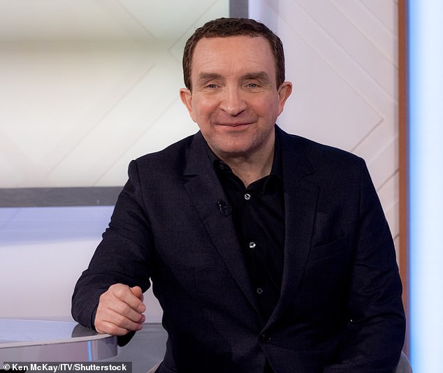 Рассказывая о встречах, которые он провел с Митчем перед съемками, чтобы лучше понять его и его персонажа, Эдди сказал: «Я попросил его дать мне фотографии своей семьи, своего детства».