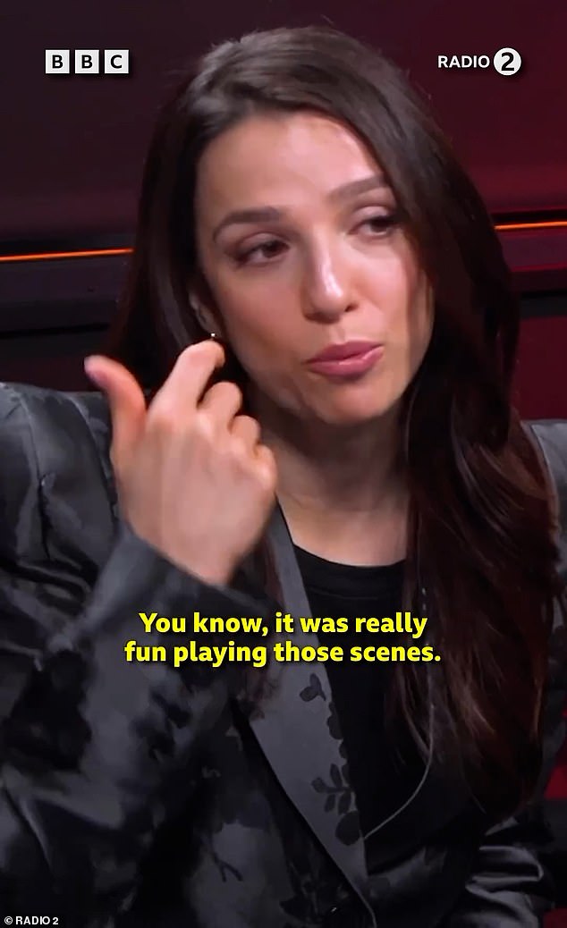 Мариса ответила: «Мы начали снимать в самом конце нашего фильма, в тот момент, когда Эми наиболее слаба, поэтому у меня был процесс подготовки, чтобы у меня было время физически попасть в это место».