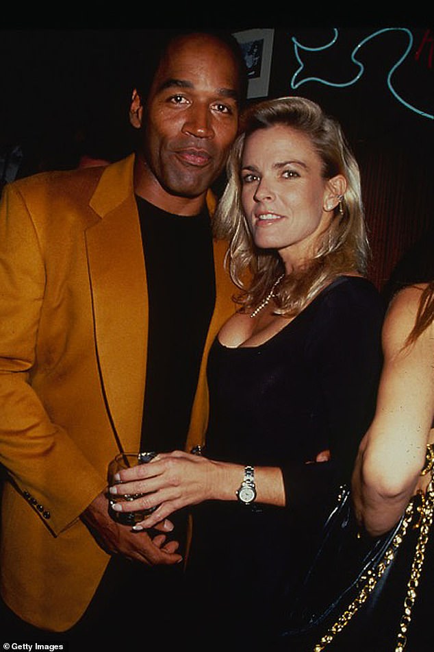 Симпсон был оправдан, но позже привлечен к гражданской ответственности за убийство своей бывшей жены Николь Браун. На фото: пара в Нью-Йорке в 1993 году.