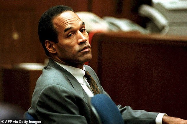 Его спортивная и кинослава была омрачена арестом за убийство Брауна и Голдмана.  На снимке: Симпсон в Верховном суде Лос-Анджелеса в декабре 1994 года.
