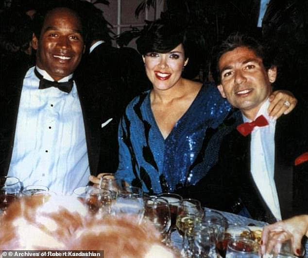 В 2009 году во время E!  Настоящая голливудская история: Хлоя сказала, что раньше называла Симпсона «дядей О Джей», а Брауна — «тетей Николь» (Симпсон на фото с Крис Дженнер и Робертом Кардашьян).