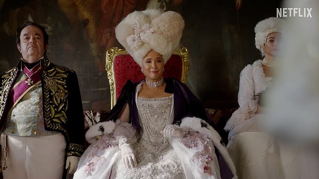 Голда Рошевель (королева Шарлотта) также возвращается в третий сезон шоу Netflix.