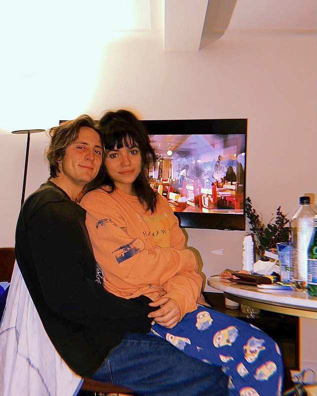 Единственная дочь Дэвида Боуи, Александрия, известная как Лекси Джонс, ранее в этом году рассказала о потрясениях, с которыми она столкнулась после его смерти восемь лет назад.