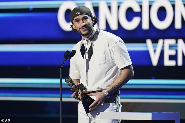 В ноябре Bad Bunny раскритиковал TikTok за то, что сгенерированная искусственным интеллектом песня с клоном его голоса стала вирусной.