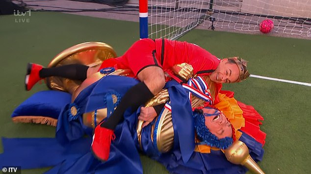 Муравей повалил Стивена на землю, разбив его на пол в его золотом трофейном костюме.