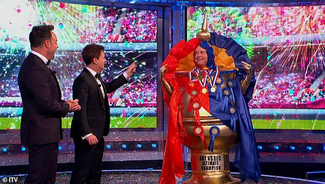 Телеведущий Стивен был в хорошей форме, когда появился в студии в костюме гигантского золотого трофея.