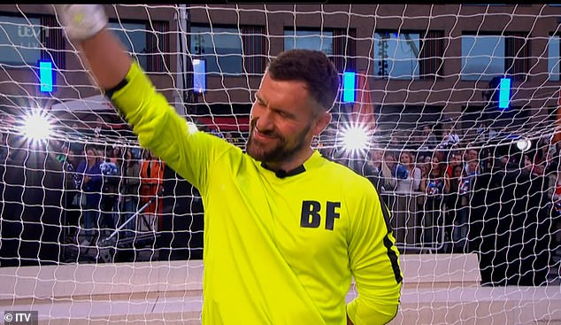 В воротах стоял 41-летний футболист Бен Фостер, который до прошлого года играл за Рексхэм.