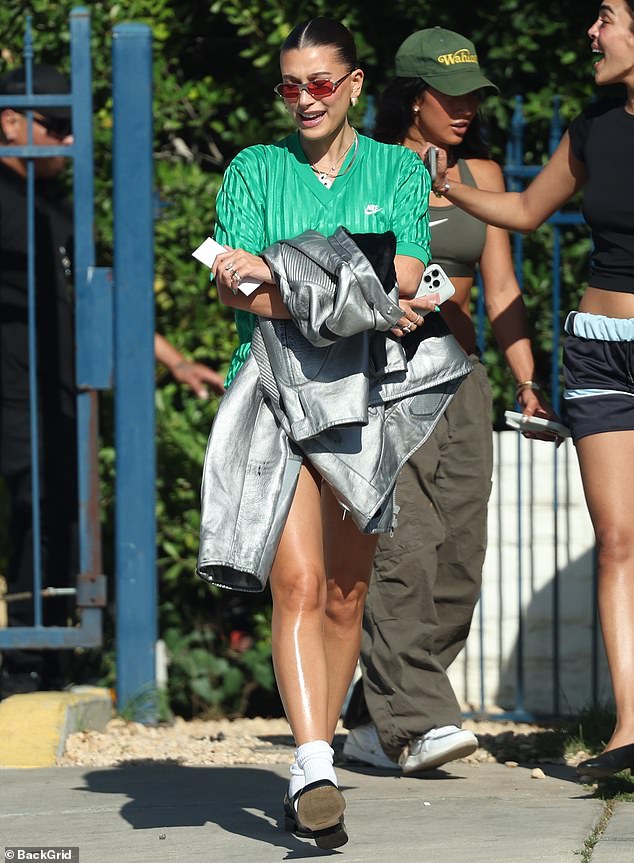 На фестивале Coachella отсутствовала жена Джастина Хейли, которая была сфотографирована ранее в тот же день, когда она покидала фестиваль Revolve в Палм-Спрингс.