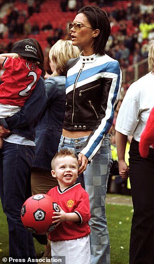 Винтажное изделие 2001 года носила Виктория в начале нулевых, когда она стояла в стороне на футбольном матче с маленьким Бруклином.