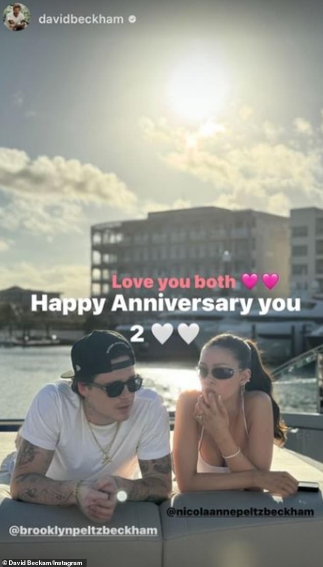 Родители Бруклина, Дэвид и Виктория, в своих историях в Instagram поделились фотографиями влюбленной пары, чтобы отметить их вторую годовщину.