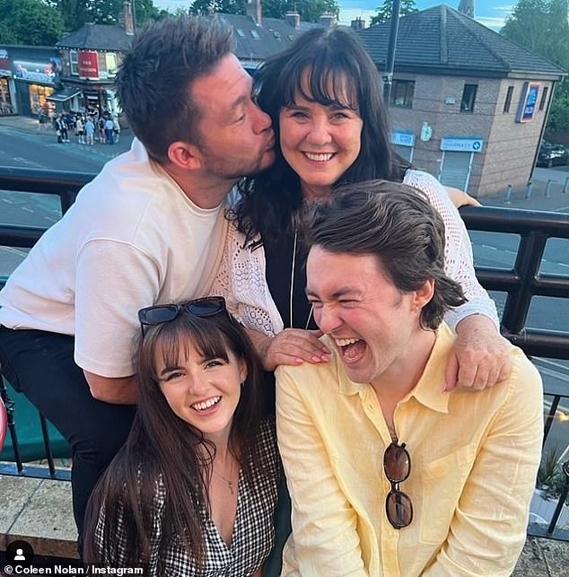 Ранее на прошлой неделе Колин поделилась в Instagram редкой фотографией себя и троих детей после новости о помолвке ее дочери.
