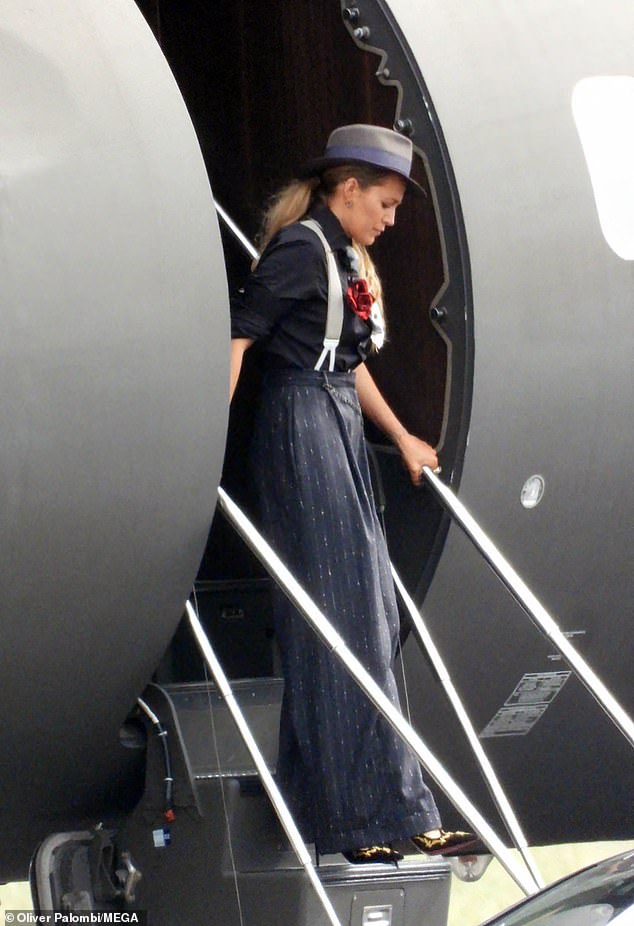 36-летняя актриса продемонстрировала образ в стиле Аль Капоне, который состоял из мешковатых черных брюк в тонкую полоску, белых подтяжек и черной классической рубашки на пуговицах с закатанными рукавами.